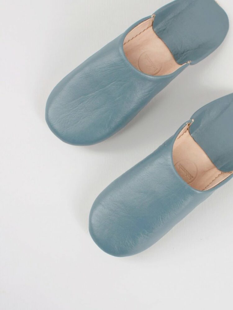 Marokkaanse babouche slippers blue grey close up